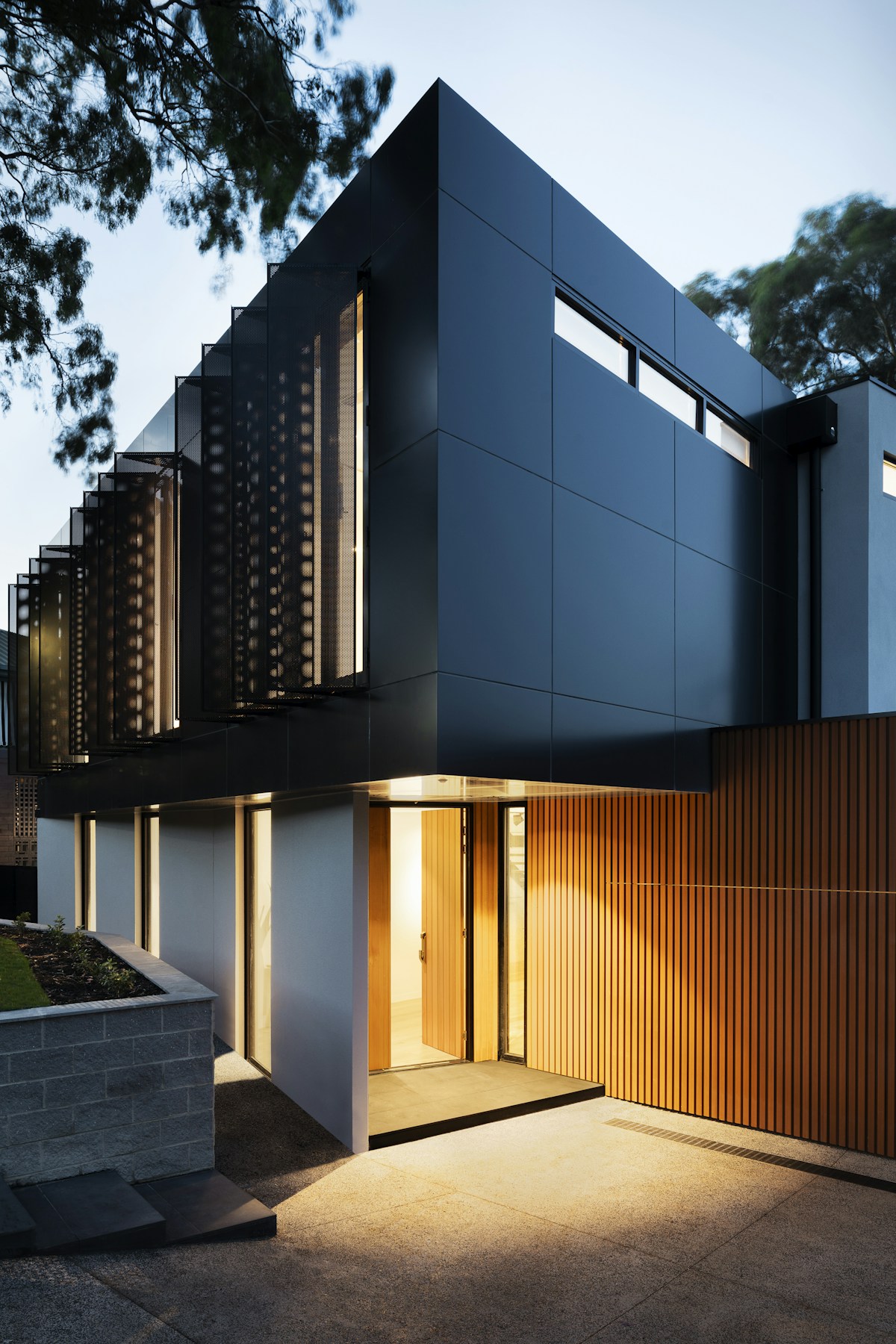 Moderne Architektur mit Glasfassade und minimalistischem Design